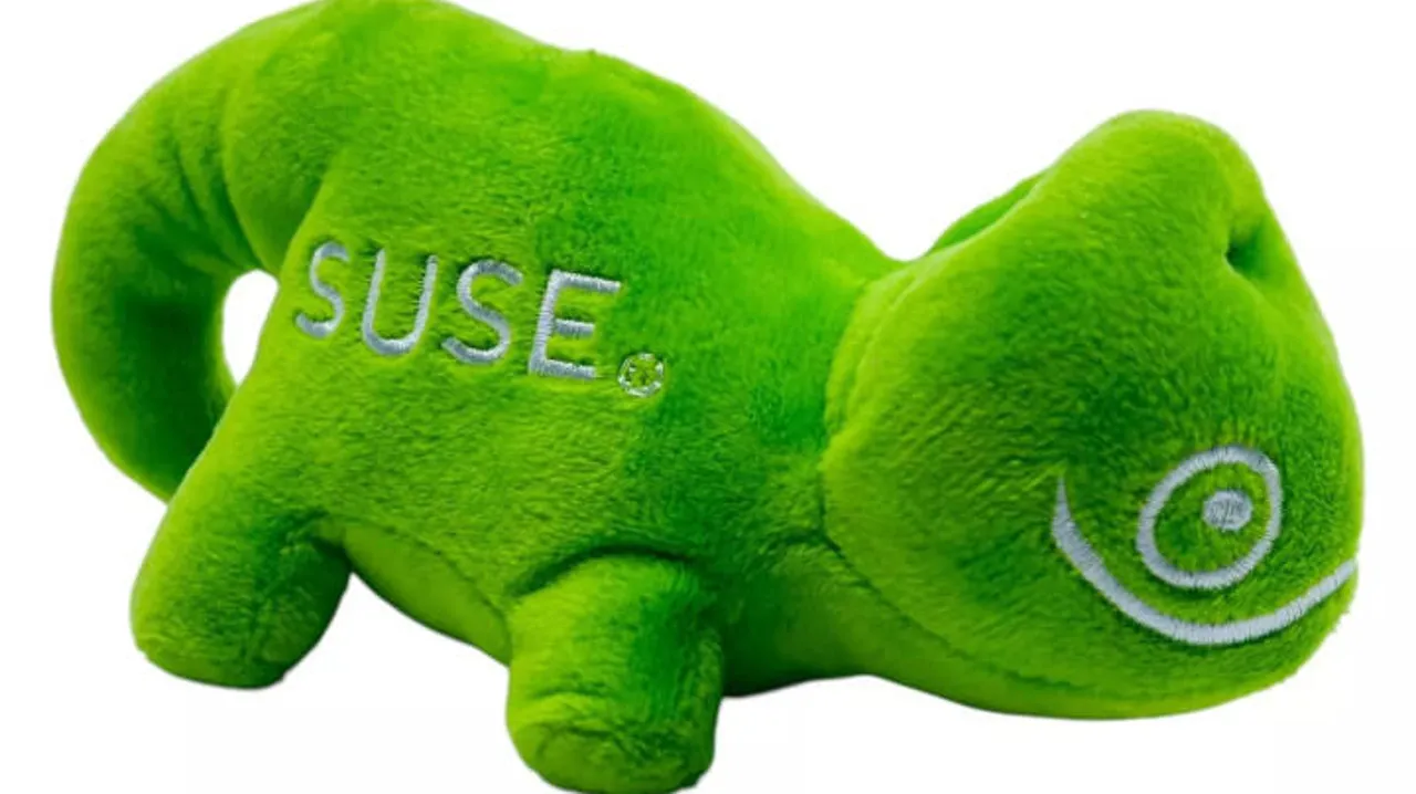 SUSE presenta un cambio de imagen y una nueva plataforma de IA que protege tus datos Peluche verde con forma de camaleón que representa la mascota oficial de SUSE, llamado Geeko. El peluche tiene bordado el logotipo de SUSE en un costado y un diseño en espiral en su cabeza, característico de la marca.