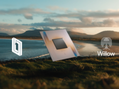 Willow, el chip cuántico de Google que supera 10 septillones de años de cálculo en solo 5 minutos El chip cuántico Willow, desarrollado por Google, presentado en un entorno natural con montañas y el mar de fondo bajo un cielo parcialmente nublado. A la derecha, aparece el logotipo de Willow con un diseño estilizado de un árbol, y a la izquierda, un símbolo geométrico minimalista relacionado con el proyecto. El chip se muestra como un componente tecnológico sofisticado, destacando su diseño moderno y avanzado en contraste con el paisaje natural.