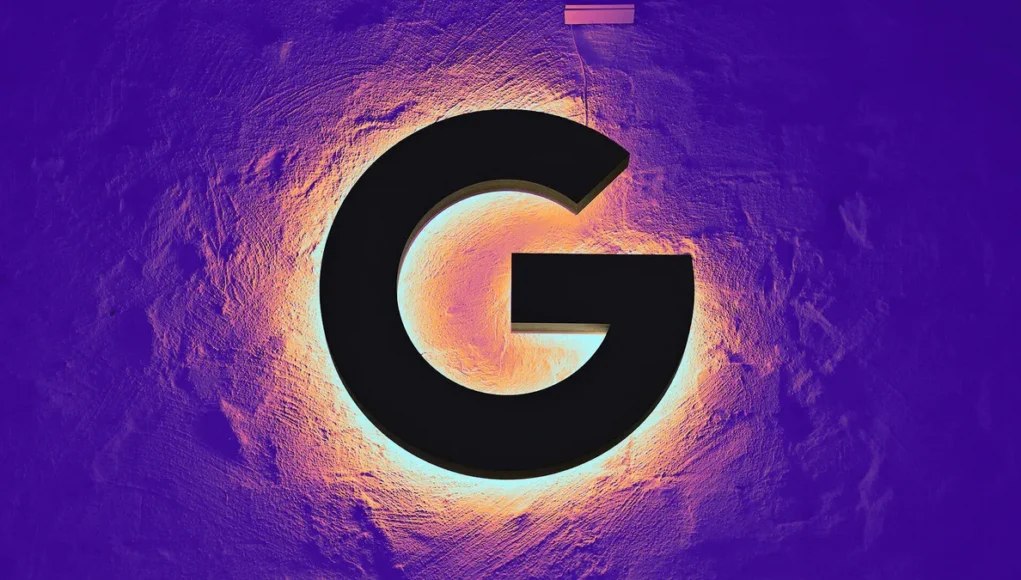 Algoritmo Google El logotipo de Google iluminado sobre un fondo texturizado en tonos morados y amarillos, acompañada del texto: 'Los cambios en el algoritmo de Google asestan un duro golpe a los pequeños sitios web'.