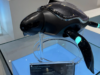 Una tortuga robótica que monitorea los océanos y recolecta datos ambientales Fotografía de un robot en forma de tortuga marina llamado Beatbot Amphibious RoboTurtle, exhibido sobre una base de cristal en una vitrina iluminada, mostrando su diseño negro brillante con detalles azules.