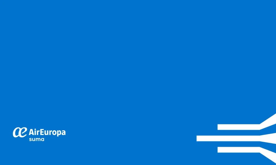 Fondo azul corporativo de Air Europa. A la izquierda se muestra el logotipo blanco de la aerolínea junto con la palabra "suma", que representa su programa de fidelización. A la derecha, tres líneas blancas estilizadas se proyectan desde el borde, evocando la forma de alas o rutas aéreas.