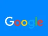 Google elimina el uso de dominios de nivel superior por país Logotipo de Google con sus colores característicos sobre un fondo azul vibrante.