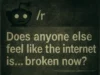 Un bot de Reddit me volvió loco Con apariencia envejecida y colores oscuros que simula una publicación de Reddit. Se muestra el logotipo de Reddit, el texto grande: 'Does anyone else feel like the internet is... broken now?', y debajo se indica que la publicación tiene 5.9k votos positivos y 768 comentarios.