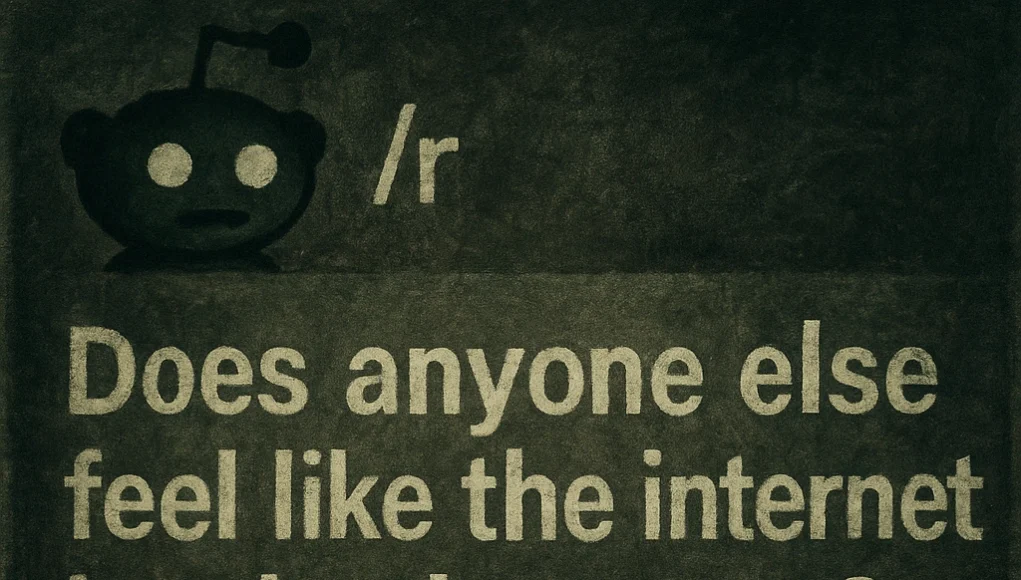 Con apariencia envejecida y colores oscuros que simula una publicación de Reddit. Se muestra el logotipo de Reddit, el texto grande: 'Does anyone else feel like the internet is... broken now?', y debajo se indica que la publicación tiene 5.9k votos positivos y 768 comentarios.