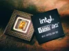 Linux deja de soportar procesadores 486 y Pentium antiguos 20 años después que Microsoft Primer plano de un microprocesador Intel 486 DX2, con su encapsulado abierto mostrando el chip en el centro y su carcasa superior con el logo de Intel y las marcas de 1989 y 1992.