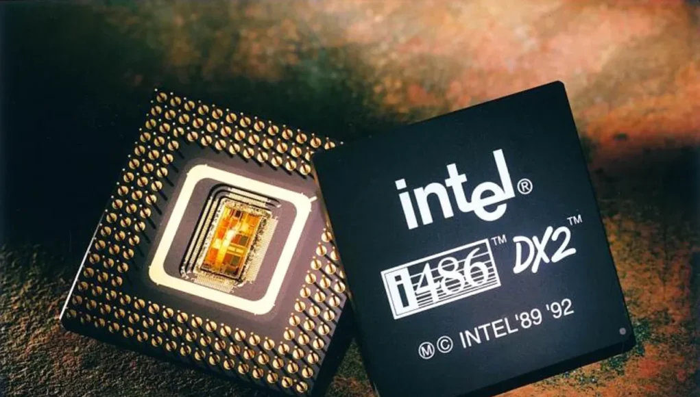 Primer plano de un microprocesador Intel 486 DX2, con su encapsulado abierto mostrando el chip en el centro y su carcasa superior con el logo de Intel y las marcas de 1989 y 1992.