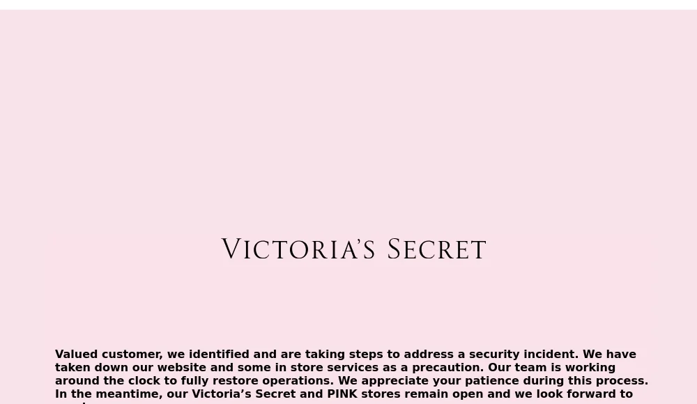 Captura de pantalla sobre un fondo rosa claro con el título “Victoria’s Secret” centrado en la parte superior. Debajo, un párrafo en inglés que informa de un “incidente de seguridad”, el cierre temporal del sitio web y algunos servicios en tienda como medida de precaución, indica que el equipo trabaja para restaurar operaciones, que las tiendas Victoria’s Secret y PINK permanecen abiertas y finaliza con “Last updated 5:11:25 PM”.