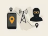 Empresa de vigilancia explota nuevo ataque SS7 para rastrear ubicaciones de teléfonos móviles Ilustración digital en estilo plano que representa un ataque de rastreo mediante red celular. Muestra un teléfono móvil con un icono de geolocalización, una torre de telecomunicaciones emitiendo señales, y la silueta de una figura enmascarada, todos conectados por líneas punteadas que simbolizan el seguimiento de ubicación. El fondo sugiere un mapa estilizado de Oriente Medio.