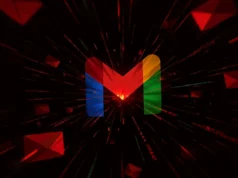Google Gemini vulnerable a ataques de phishing a través de inyección de prompts en resúmenes de email Logo de Gmail en colores vivos sobre un fondo negro, rodeado de múltiples sobres rojos flotando y líneas de datos rojizas que irradian desde el centro, evocando una atmósfera oscura y amenazante.