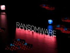 Descubren un malware que opera sin internet y se autodestruye en segundos Palabra 'RANSOMWARE' iluminada sobre un fondo oscuro con una rejilla digital y luces rojas y azules.