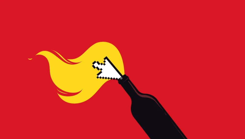 Ilustración conceptual sobre fondo rojo que muestra una botella negra tipo cóctel molotov con una llama amarilla encendida. En lugar de una mecha tradicional, la llama surge de un puntero digital de cursor en forma de mano, simbolizando la toxicidad o el poder destructivo de las redes sociales o del entorno digital.