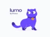Proton lanza Lumo, el asistente de IA con conversaciones totalmente confidenciales Un gato morado con grandes ojos y un collar con un ícono de candado, acompañado del texto "lumo by Proton" sobre un fondo blanco con letras y números difuminados. La imagen representa la mascota de la herramienta de inteligencia artificial desarrollada por Proton, enfocada en privacidad y seguridad digital.