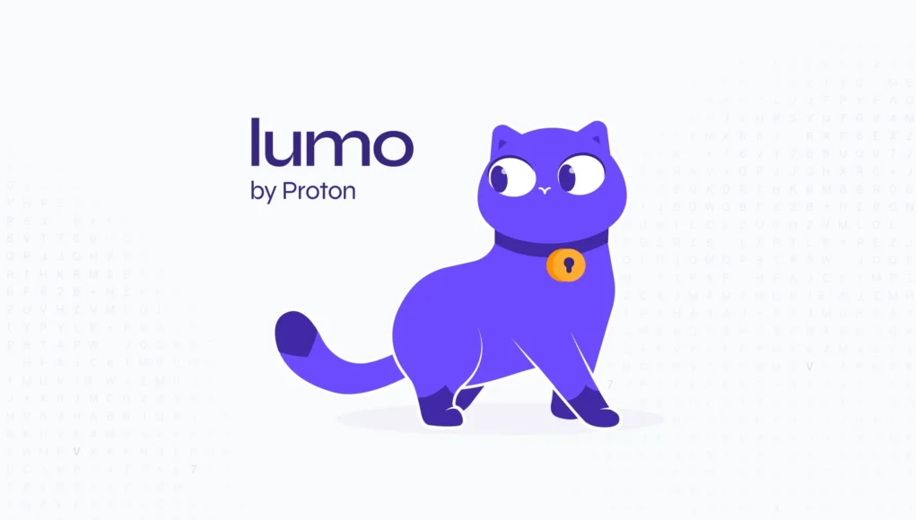 Un gato morado con grandes ojos y un collar con un ícono de candado, acompañado del texto "lumo by Proton" sobre un fondo blanco con letras y números difuminados. La imagen representa la mascota de la herramienta de inteligencia artificial desarrollada por Proton, enfocada en privacidad y seguridad digital.