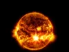 IBM y NASA lanzan el primer modelo de inteligencia artificial capaz de visualizar erupciones solares con precisión sin precedentes El sol capturado por NASA SDO, mostrando intensas llamaradas solares en colores naranja y amarillo. En el pie de imagen aparece el texto: “IBM, NASA release Surya. A new open-source AI model for predicting solar weather & protecting critical infrastructure”. Logotipo de IBM en la esquina inferior derecha.