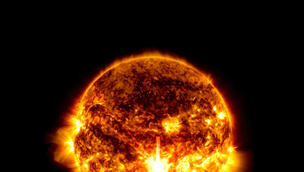 El sol capturado por NASA SDO, mostrando intensas llamaradas solares en colores naranja y amarillo. En el pie de imagen aparece el texto: “IBM, NASA release Surya. A new open-source AI model for predicting solar weather & protecting critical infrastructure”. Logotipo de IBM en la esquina inferior derecha.