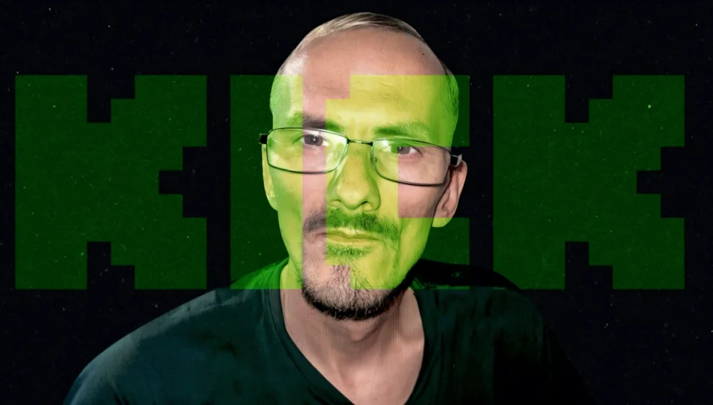 Retrato de un hombre con gafas y camiseta oscura sobre un fondo negro, con el logotipo de la plataforma de streaming “Kick” superpuesto en grande y color verde neón, parcialmente transparente sobre su rostro.
