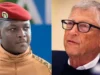Burkina Faso rechaza rotundamente el controvertido proyecto de mosquitos genéticamente modificados de Bill Gates Retrato dividido: a la izquierda un hombre con boina roja y uniforme militar, a la derecha un hombre mayor con gafas y cabello canoso, ambos en primer plano.
