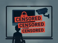 Reino Unido pierde el rumbo, la Ley de Seguridad Online perjudica más a los niños que protegerlos Ilustración simbólica de la censura en internet. Un niño en silueta observa una pantalla de ordenador gigante con un candado rojo, una cámara de vigilancia y varias franjas rojas superpuestas con la palabra "CENSORED" (censurado). La imagen transmite una sensación de vigilancia, restricción y control digital.