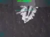 Trump acusado de compartir video falso generado por IA de ataque mortal a una embarcación Imagen aérea en blanco y negro de una lancha rápida navegando a alta velocidad sobre el mar, capturada desde una cámara de vigilancia con interfaz de seguimiento. En la parte superior de la imagen aparece la palabra “UNCLASSIFIED” en verde, indicando que el contenido no es clasificado.