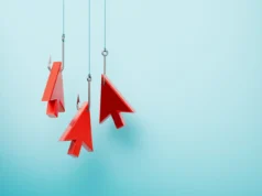 Los empleados no aprenden nada del entrenamiento contra phishing y esta es la razón Ilustración conceptual de varias flechas rojas de cursor colgadas de anzuelos de pesca, representando un ataque de phishing en internet.