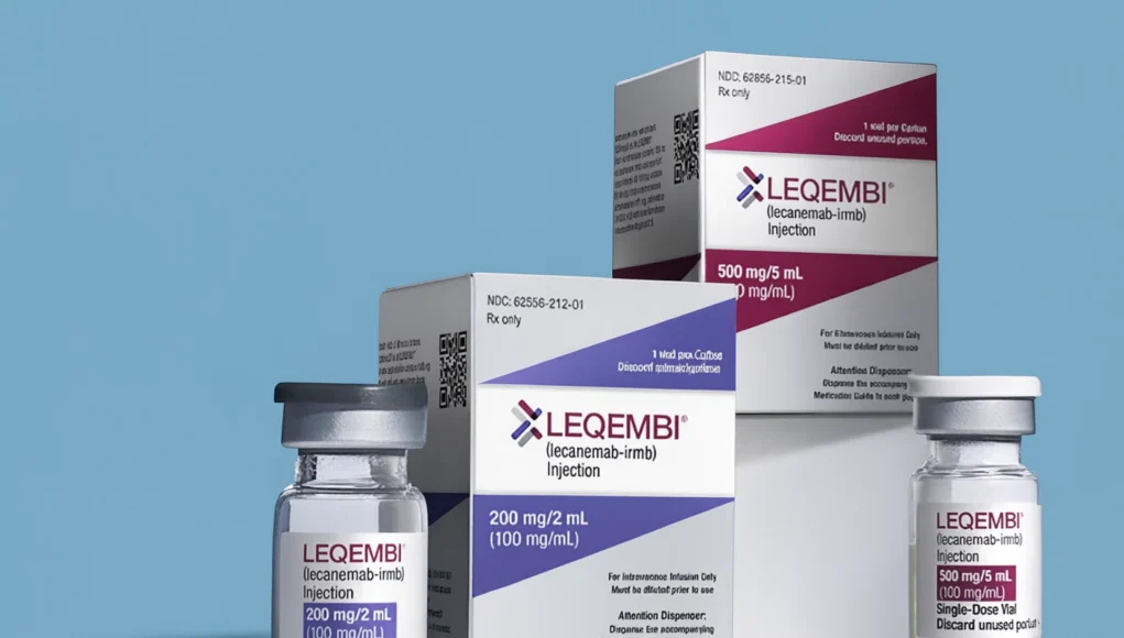 Medicamento Alzheimer Envases y viales del medicamento Leqembi (lecanemab-irmb), utilizado para el tratamiento del Alzheimer. Se muestran presentaciones de 200 mg/2 mL y 500 mg/5 mL, con etiquetas y cajas de diseño blanco, morado y burdeos sobre un fondo azul claro.