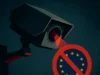La protesta ciudadana detiene el Chat Control, una gran victoria para la privacidad digital Ilustración distópica de una cámara de vigilancia proyectando un haz rojo sobre un símbolo de la Unión Europea tachado con un círculo rojo, representando la oposición al control masivo de chats en la UE.
