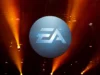 EA anuncia colaboración con Stability AI para desarrollar juegos con inteligencia artificial Logotipo de Electronic Arts (EA) iluminado en un escenario oscuro con focos naranjas apuntando hacia arriba.