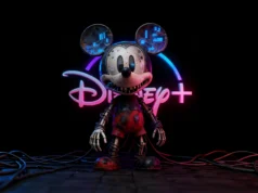 Creadora de Disney+ pide a los fans que cancelen su suscripción y pirateen su serie tras el anuncio de «contenido generado por usuarios» con IA Figura robótica con forma de mascota clásica de orejas redondas, mostrada en estilo distópico. Su cuerpo metálico está desgastado, con cables expuestos en brazos y piernas, ojos oscuros y dientes mecánicos visibles. Lleva prendas rojas deterioradas y está rodeada de cables en el suelo. Detrás, un luminoso cartel de neón en tonos rosa y azul crea un contraste intenso con el fondo negro.