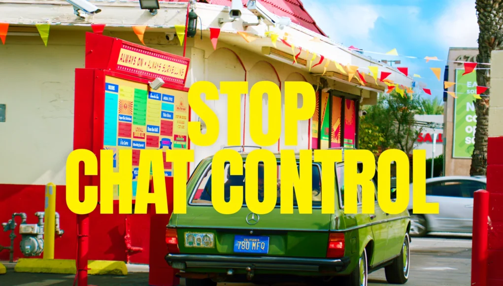 Un coche verde detenido frente a un menú de autoservicio en un establecimiento de estilo retro, decorado con banderines de colores. Sobre la escena aparece un gran texto amarillo en mayúsculas que dice “STOP CHAT CONTROL”.