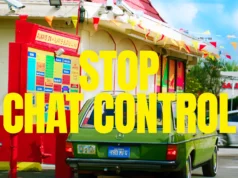 Mullvad VPN lanza el cortometraje ‘¿Y luego?’ contra el espionaje masivo en Europa, Chat Control Un coche verde detenido frente a un menú de autoservicio en un establecimiento de estilo retro, decorado con banderines de colores. Sobre la escena aparece un gran texto amarillo en mayúsculas que dice “STOP CHAT CONTROL”.