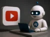 YouTuber tecnológico pierde canal de 350.000 suscriptores por decisión «equivocada» de la inteligencia artificial Ilustración con el logo de YouTube en relieve sobre un fondo rojo a la izquierda, y a la derecha un robot blanco con detalles azules y el símbolo “AI” en el pecho usando un portátil. La escena representa la inteligencia artificial interactuando con contenido de YouTube.