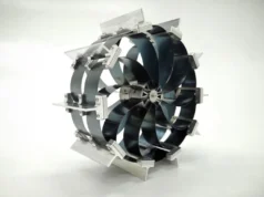 Ingenieros de KAIST desarrollan rueda helicoidal expandible para rovers espaciales que resiste fuego e impactos Dispositivo mecánico circular con múltiples palas curvadas montadas en una estructura metálica, diseñado como una rueda o turbina experimental, fotografiado sobre un fondo blanco.
