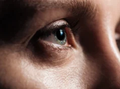 Científicos del MIT descubren cómo ‘reiniciar’ la visión en adultos con ojo perezoso Primer plano de un ojo humano visto de perfil, con gran nivel de detalle en el iris, las pestañas y la textura de la piel, iluminado de forma suave y realista.