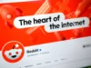 Reddit destrona a TikTok en Reino Unido gracias a los algoritmos de búsqueda y la generación Z Página oficial de Reddit en una red social, con fondo rojo y el eslogan “The heart of the internet”, mostrando el logotipo de Reddit, el nombre verificado de la cuenta y datos como número de seguidores y secciones del perfil.